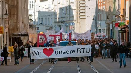 Alarmiert. Studierende der BTU Cottbus gehen für ihre Uni auf die Straße.