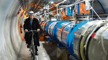 Der LHC misst 27 Kilometer im Umfang, der künstliche Beschleuniger soll 100 Kilometer lang sein.