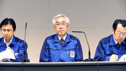 Komitee des Grauens: Tepco-Vizepräsident Norio Tsuzumi stellt sich am Dienstag gemeinsam mit Mitarbeitern der Presse und gibt eine teilweise Kernschmelze zu.
