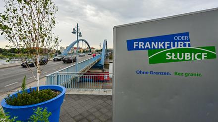 Ein Schild am Grenzübergang weist darauf hin, dass Frankfurt (Oder) und Slubice "ohne Grenzen" seien.