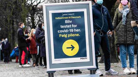 Menschen warten vor einem Testcenter in der Hauptstadt Kopenhagen.