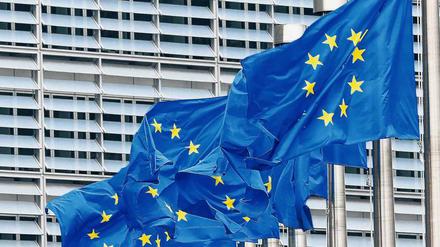 Politischen Stürmen trotzen: Fahnen vor dem Berlaymont-Gebäude in Brüssel, dem Sitz der Europäischen Kommission.