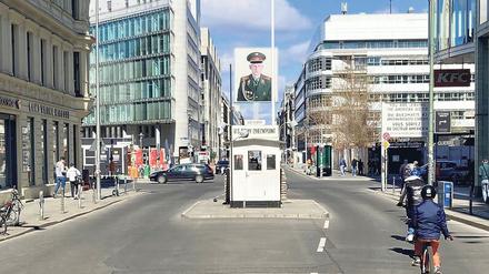 Historischer Schauplatz ohne Originale. Am ehemaligen Checkpoint Charlie steht heute eine Nachbildung der ersten Grenzbaracke; die letzte Kontrollbaracke, die beim Außenministertreffen im Juni 1990 symbolisch abgebaut wurde, wird im Alliierten Museum Berlin aufbewahrt.