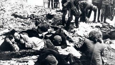 Die Erhebung. Der aussichtslose Kampf gegen die Übermacht der SS-Truppen im Warschauer Ghetto ist ein herausragendes Beispiel jüdischen Widerstands.