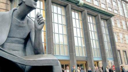 Die Skulptur eines Lesenden vor der Universität Köln.