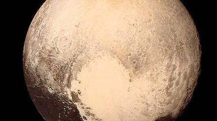 Was für ein Anblick. So präzise hat man Pluto noch nie gesehen - bis die Sonde "New Horizons" nun erste Bilder des fernen Zwergplaneten schickte. 