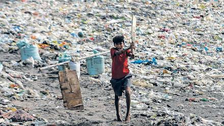 Müll am Strand. Plastikabfälle sind ein großes Umweltproblem. Gelingt es, daraus nützliche Rohstoffe zu gewinnen, ist der Anreiz größer, den Abfall zu sammeln.