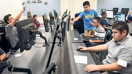 Schüler in den USA arbeiten in einem Computerraum an PCs.