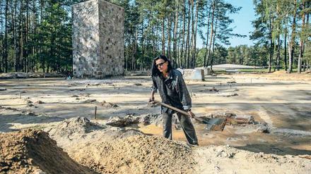 Auf dem Gelände des ehemaligen deutschen Vernichtungslagers in Sobibor sichern polnische Archäologen materielle Zeugnisse wie die Fundamente der Gaskammern und persönliche Gegenstände der Insassen.
