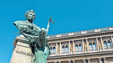 Bedroht. Vor der Akademie in Budapest steht die Statue des Sprachwissenschaftlers Gábor Szarvas. Foto: Getty Images/iStockphoto