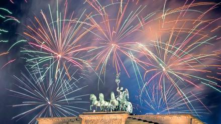 Rotes und grünes Feuerwerk über dem Brandenburger Tor