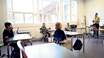 Freundlich, aber mit der gebotenen Distanz. Dänemarks Ministerpräsidentin Mette Frederiksen kam Mitte April zur Wiedereröffnung der Lykkebo-Schule in Kopenhagen. 