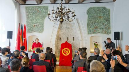 In Deutschland gibt es in knapp 20 Städten Konfuzius-Institute - hier Angela Merkel bei der Eröffnung des Hauses in Stralsund im Jahr 2016.