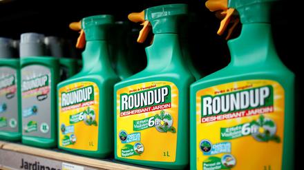 Der Hauptwirkstoff des Unkrautvernichters "Roundup" ist das für fast alle Pflanzenarten toxische Glyphosat. Wie gefährlich es für den Menschen ist, bleibt umstritten.