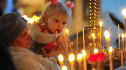 Lichterglanz. Wiederkehrende Rituale wie das Anzünden der Kerzen zu Weihnachten geben nicht nur Kindern Halt.