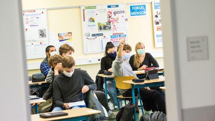 Oberstufenschüler einer Hamburger Stadtteilschule sitzen mit Mund-Nasen-Bedeckungen im Deutsch-Unterricht.