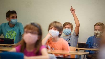 Schüler sitzen mit Masken in Kiel im Unterricht.
