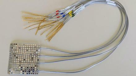 Elektrodenmatte für den Schädel, und Anschlüsse für den Computer - die Grundhardware der aktuellen Studie. 