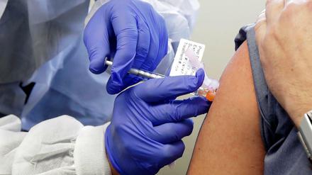 Um 6:45 Uhr Ortszeit in Savannah, Georgia, bekam der erste Proband der dritten und letzten Prüfphase den Covid-19-Impfstoffes der Biotech-Firma Moderna gespritzt.