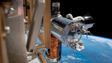Die „Crew Dragon“-Raumkapsel (Mitte rechts) soll vom 1. auf den 2. August zurückkehren.