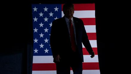 Donald Trump kommt während einer Wahlkampfveranstaltung in Tulsa auf die Bühne.